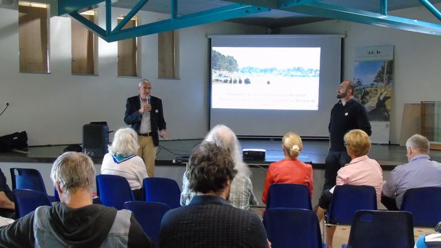 M. le Maire de Locmariaquer, Hervé Cagnard, ouvre la Réunion publique le 12 mai 2022. Photographie Pauline Meunier / Paysages de mégalithes
