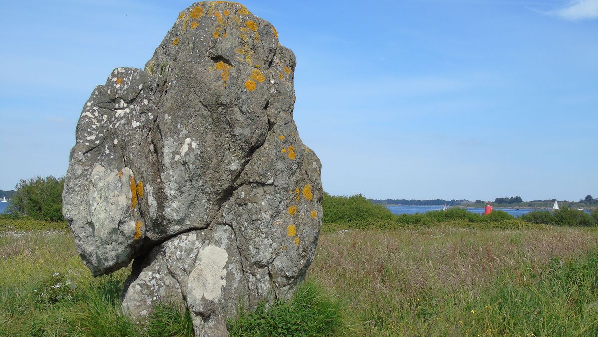 Menhir de Men Letionec sur la pointe de Kerpenhir, photo : Emilie Heddebaux / Paysages de mégalithes