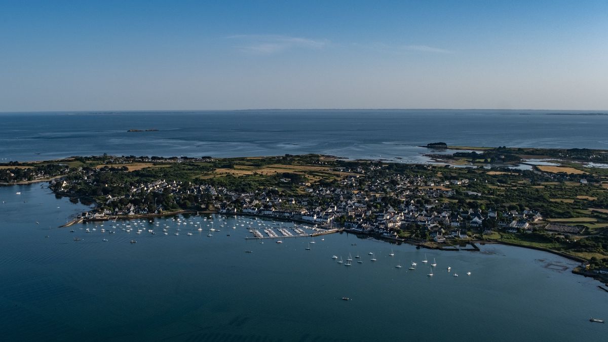 Vue aérienne de la presqu'île de Locmariaquer. Photographie : Zulaan / Paysages de mégalithes