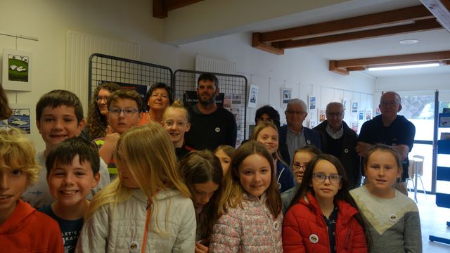 Lundi 30 mai 2022, les CM1-CM2 de Notre-Dame des fleurs de Plouharnel ont inauguré l'exposition de leurs oeuvres en présences des élus. Photographie Pauline Meunier / Paysages de mégalithes